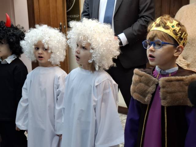 Oświęcim. Choinka w urzędzie gotowa na Boże Narodzenie. Ubrały ją starszaki z Miejskiego Przedszkola nr 16