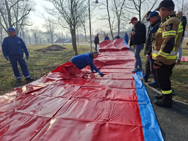 Oświęcim. Miasto wzmacnia ochronę przeciwpowodziową. Na Bulwarach przetestowano nowe rękawy