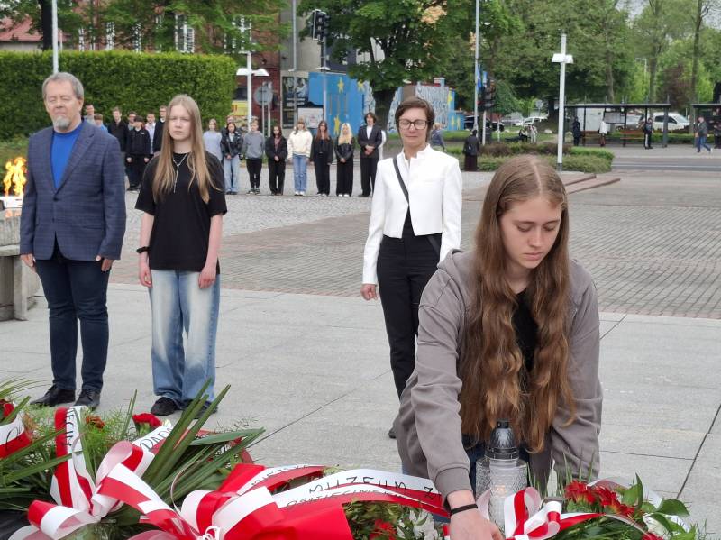 Oświęcim. Kwiaty i hołd w 81. rocznicę zakończenia II wojny światowej